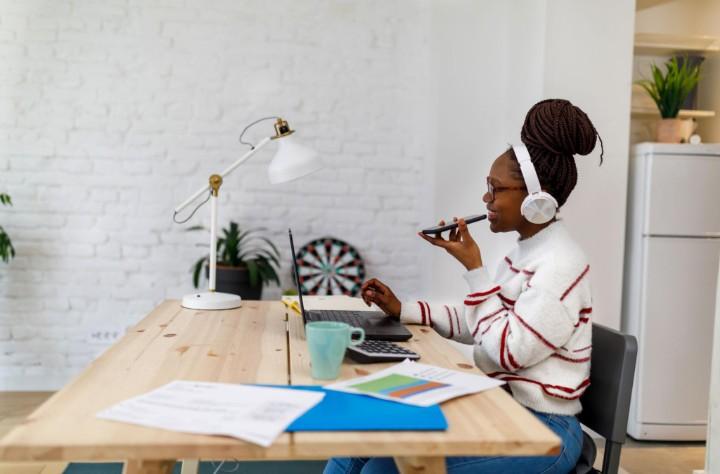Chat With Lonely People on StarHela Agencies: Building Connection and Support Online 9